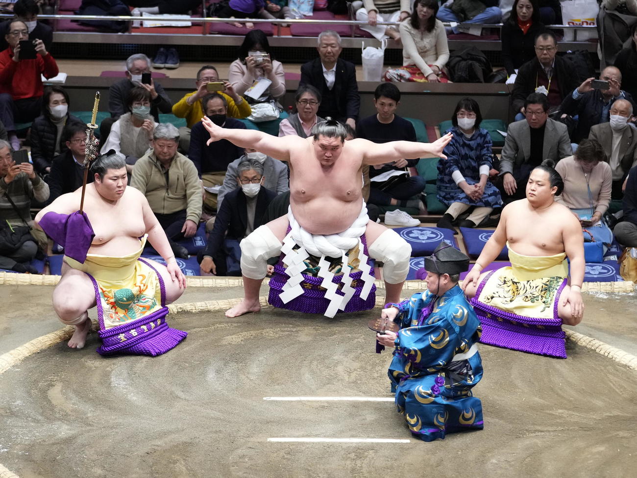 大相撲初場所初日　横綱土俵入りに臨む照ノ富士。左は太刀持ちの熱海富士、右は露払いの翠富士（撮影・小沢裕）