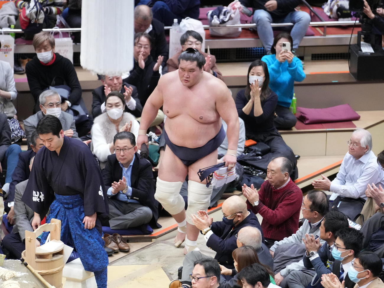大相撲初場所初日　初日を白星で飾り花道を引き揚げる照ノ富士（撮影・小沢裕）