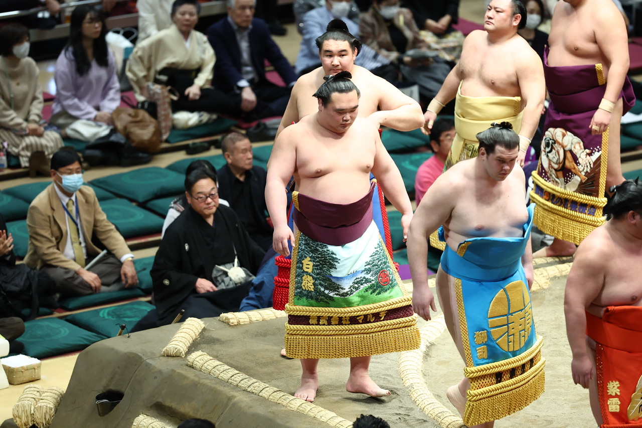 十両土俵入りする白熊（撮影・河田真司）