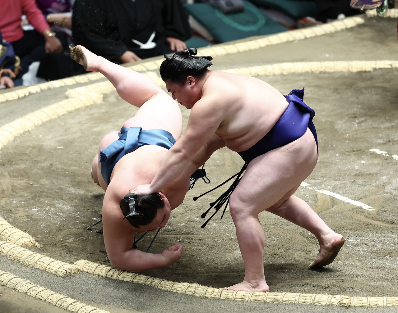 白熊（左）を上手出し投げで破る時疾風（撮影・河田真司）