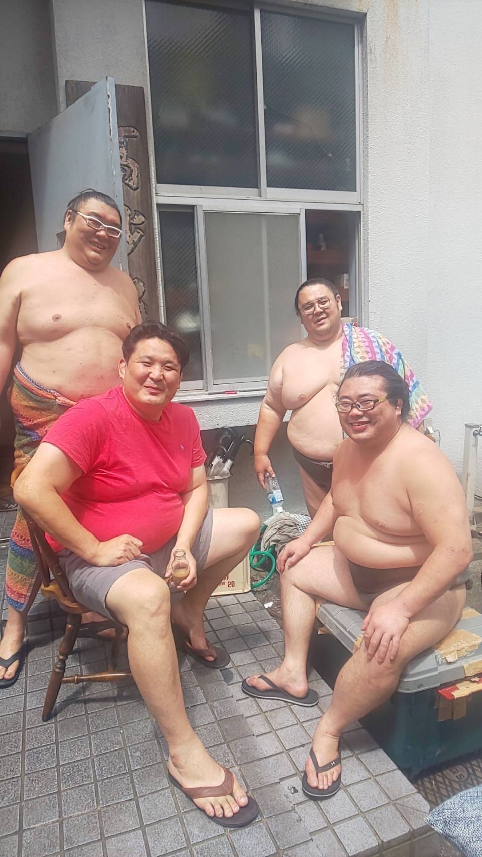 神山（左）と高砂親方（元関脇朝赤龍）朝乃土佐（左から3人目）と朝花田の同期4人衆（本人提供）