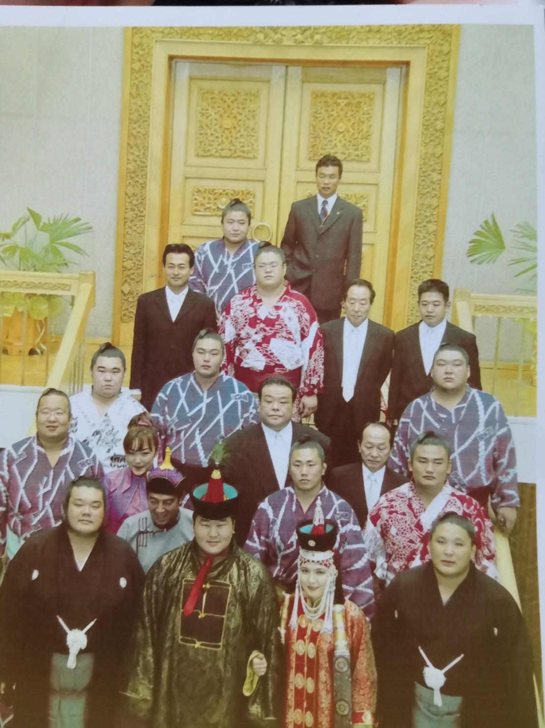 横綱朝青龍の母国モンゴル・ウランバートルでの結婚式で集合写真におさまる神山（4列目右端）（本人提供）