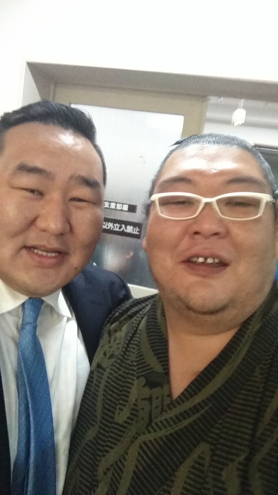 「横綱、今度いつ会えるかわかりませんから、写真お願いします」という神山に「いつ会えるかわからないって、どういうことだコノヤロー」と言いながら笑う元朝青龍のダグワドルジさん（本人提供）