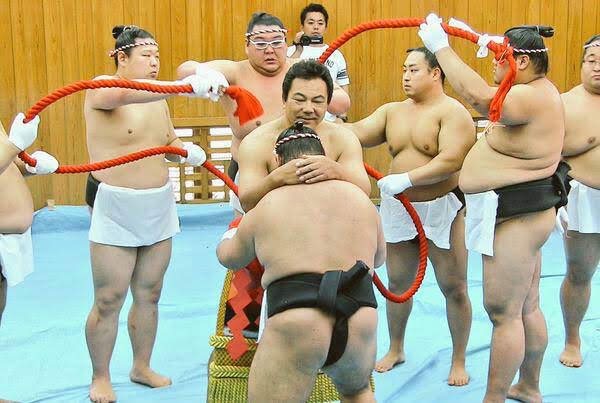九重親方（元横綱千代の富士）の還暦土俵入りに備えて陣頭指揮を取る神山（中央の白いメガネの力士）（本人提供）
