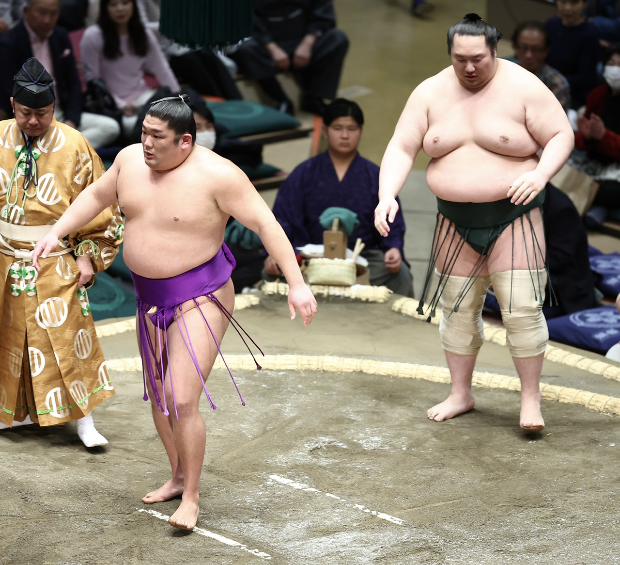 尊富士（左）は白鷹山を寄り切りで破る（撮影・河田真司）