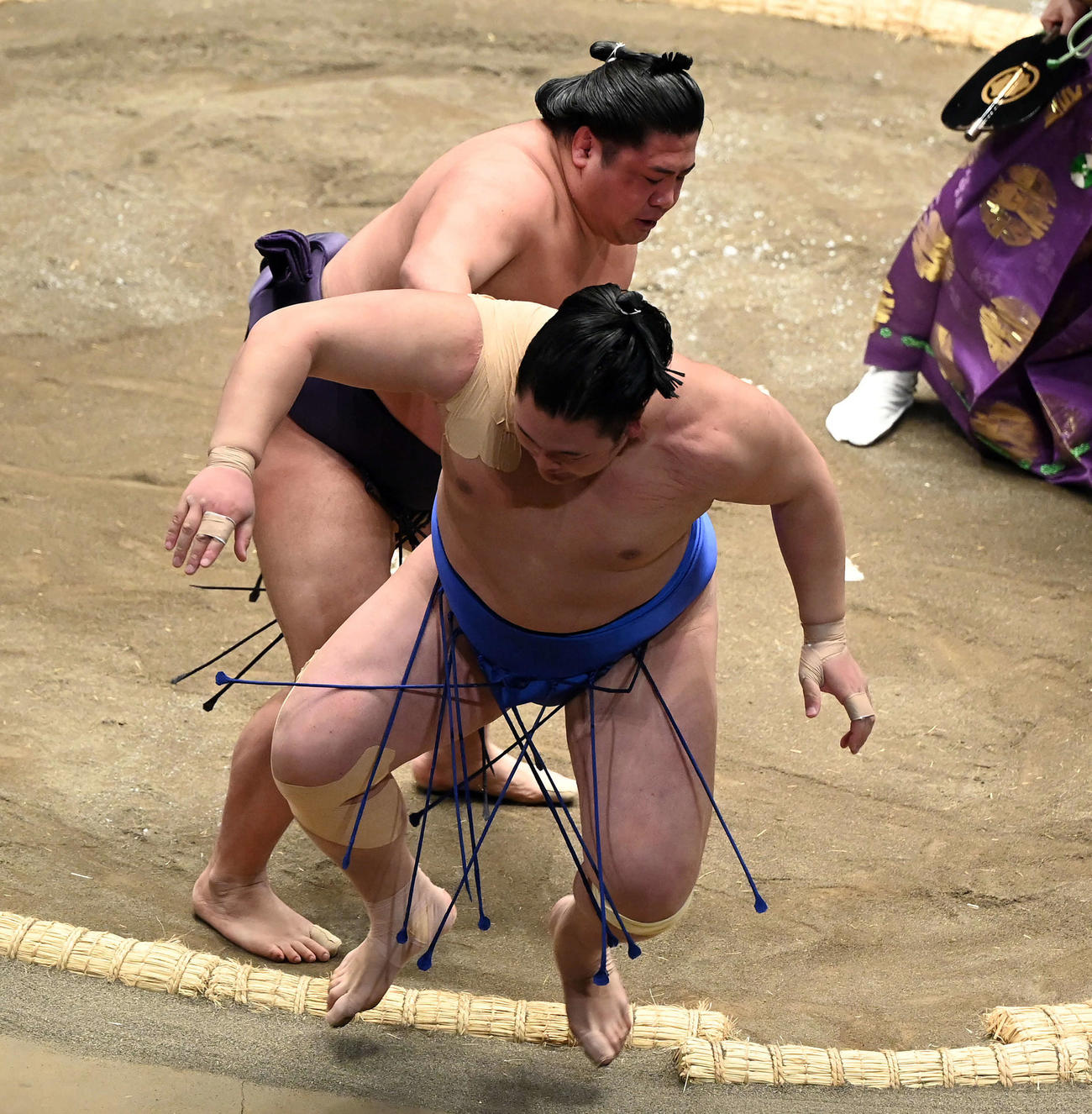欧勝海をはたき込みで破る勇磨（撮影・たえ見朱実）