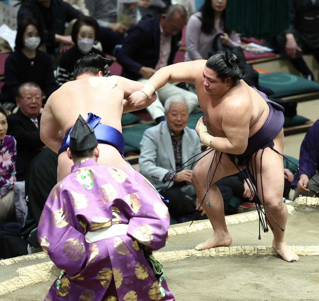 欧勝海（左）をはたき込みで破る勇磨（撮影・河田真司）