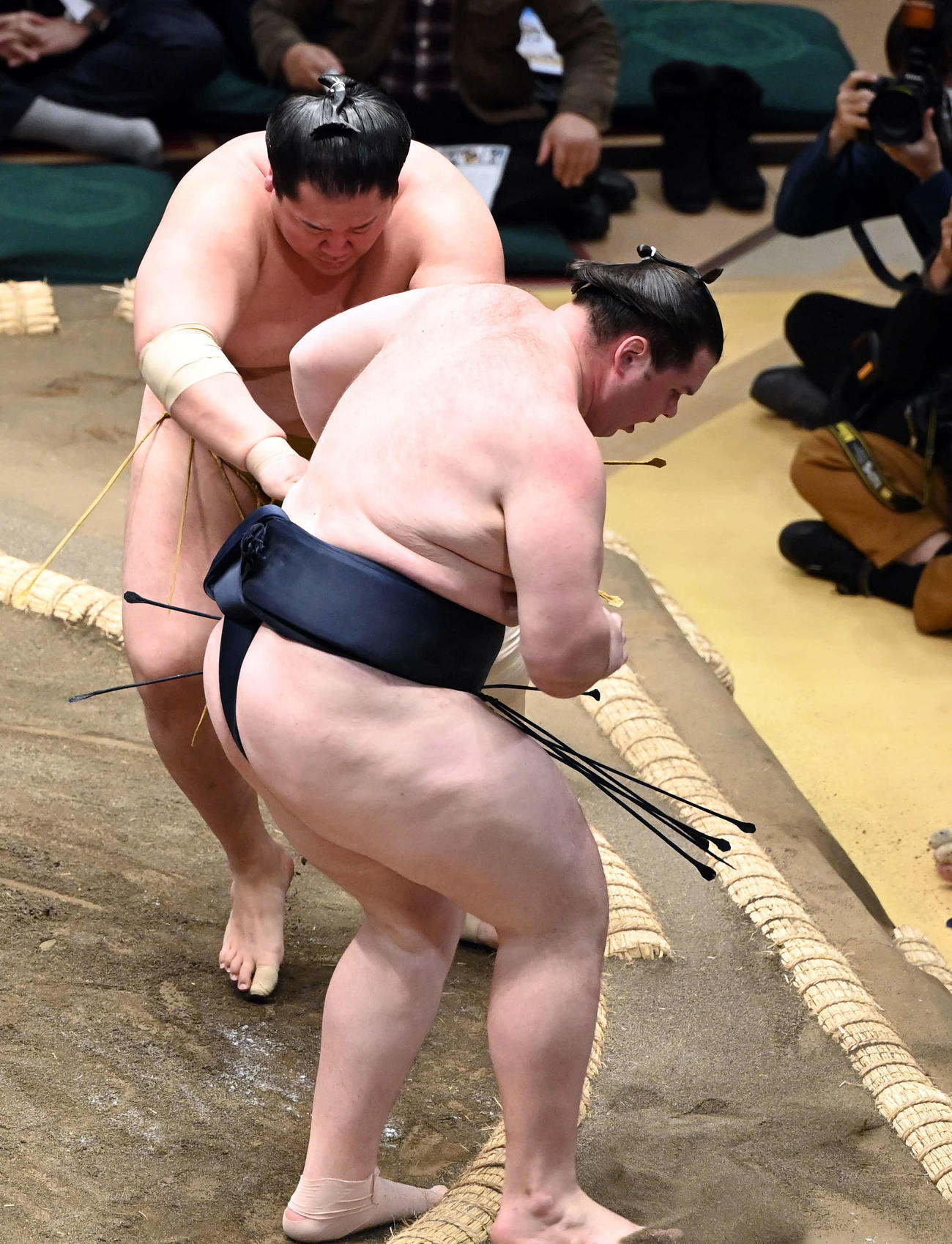 獅司を押し出しで破る輝（撮影・たえ見朱実）
