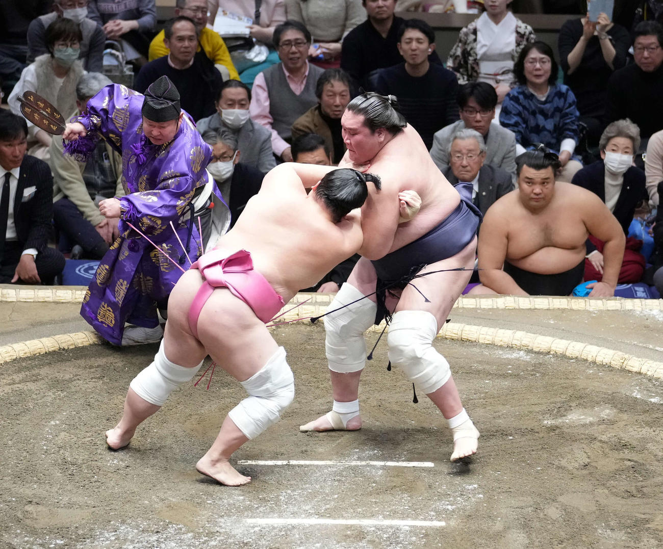照ノ富士（右）と宇良による結びの一番を裁く行司の木村庄之助（撮影・小沢裕）