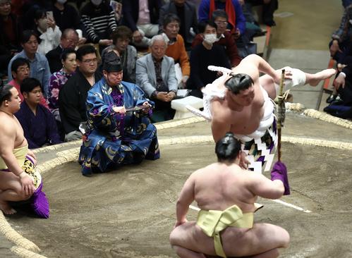 約9年ぶりに復活した行司の最高位、木村庄之助が”初仕事”照ノ富士の