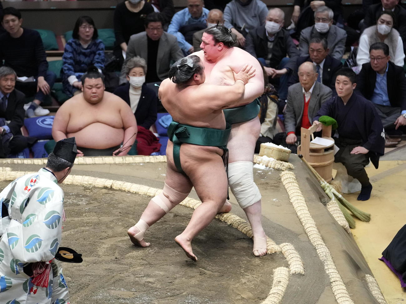 大相撲初場所初日　島津海（左）は碧山を寄り切りで破る（撮影・小沢裕）