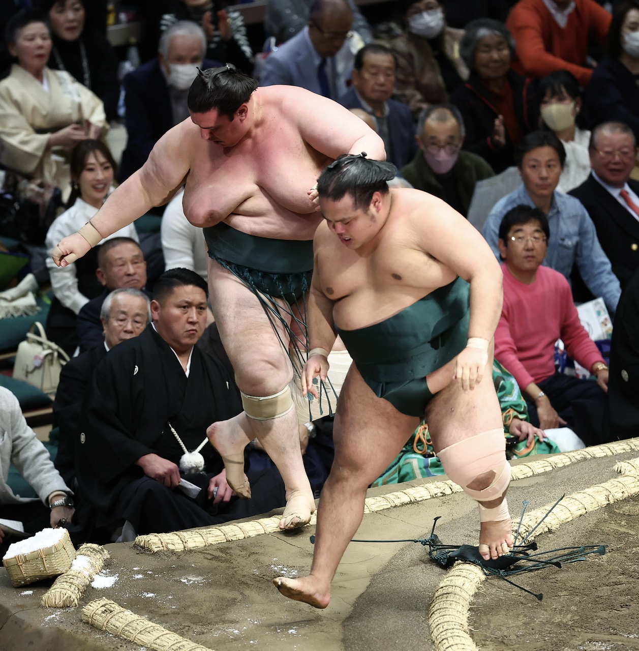 碧山（左）を寄り切りで破る島津海（撮影・河田真司）