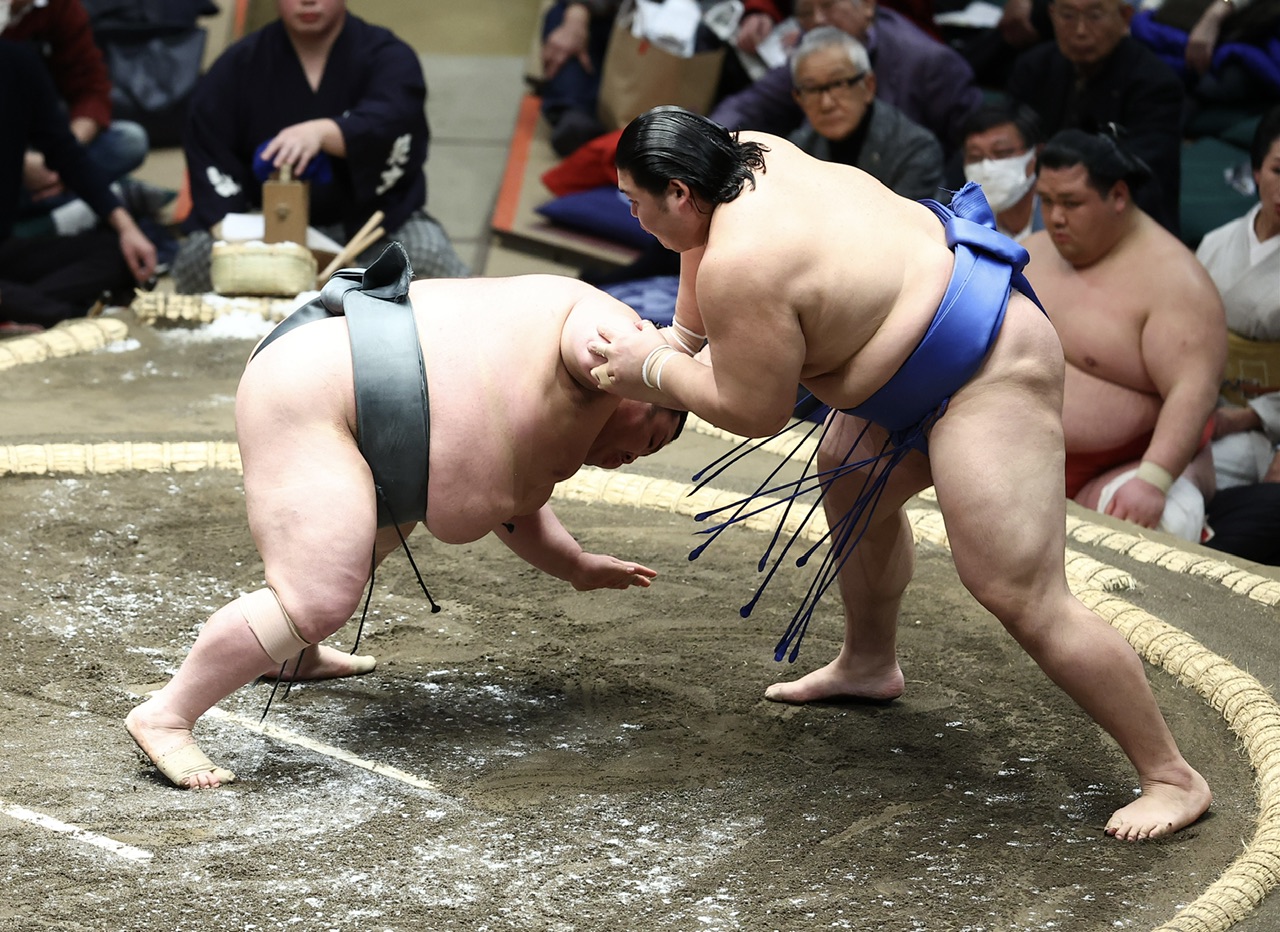武将山（左）を叩き込みで破る大の里（撮影・河田真司）