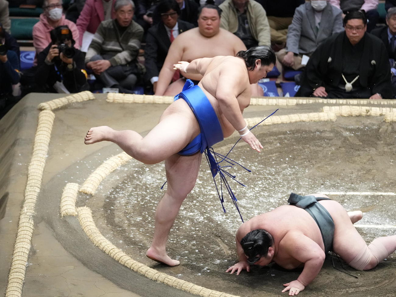 大相撲初場所初日　大の里（左）ははたき込みで武将山を破る（撮影・小沢裕）