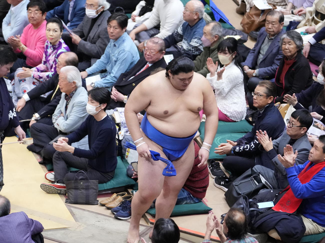 大相撲初場所初日　大の里は初日を白星で飾り花道を引き揚げる（撮影・小沢裕）