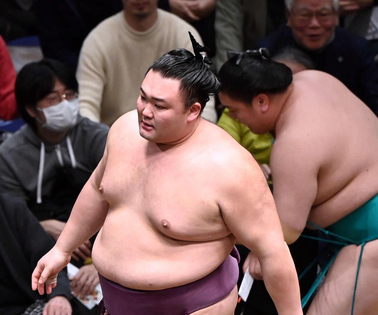 押し出しで一山本を破った朝乃山（手前）（撮影・たえ見朱実）