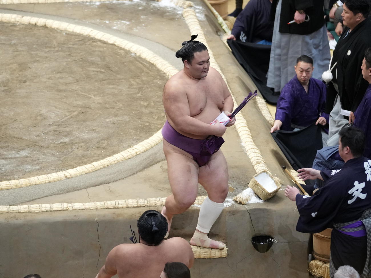 大相撲初場所初日　懸賞金を手にする朝乃山（撮影・小沢裕）