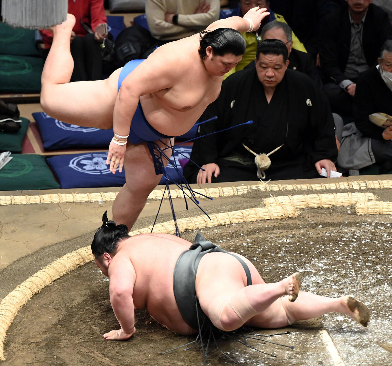はたき込みで武将山（下）を破った大の里（撮影・たえ見朱実）