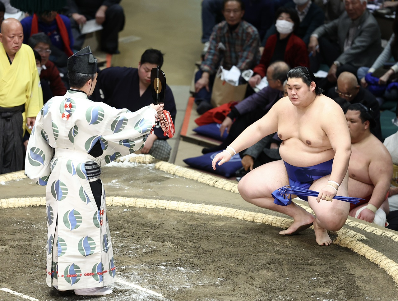 武将山を叩き込みで破り、勝ち名乗りを受ける大の里（撮影・河田真司）