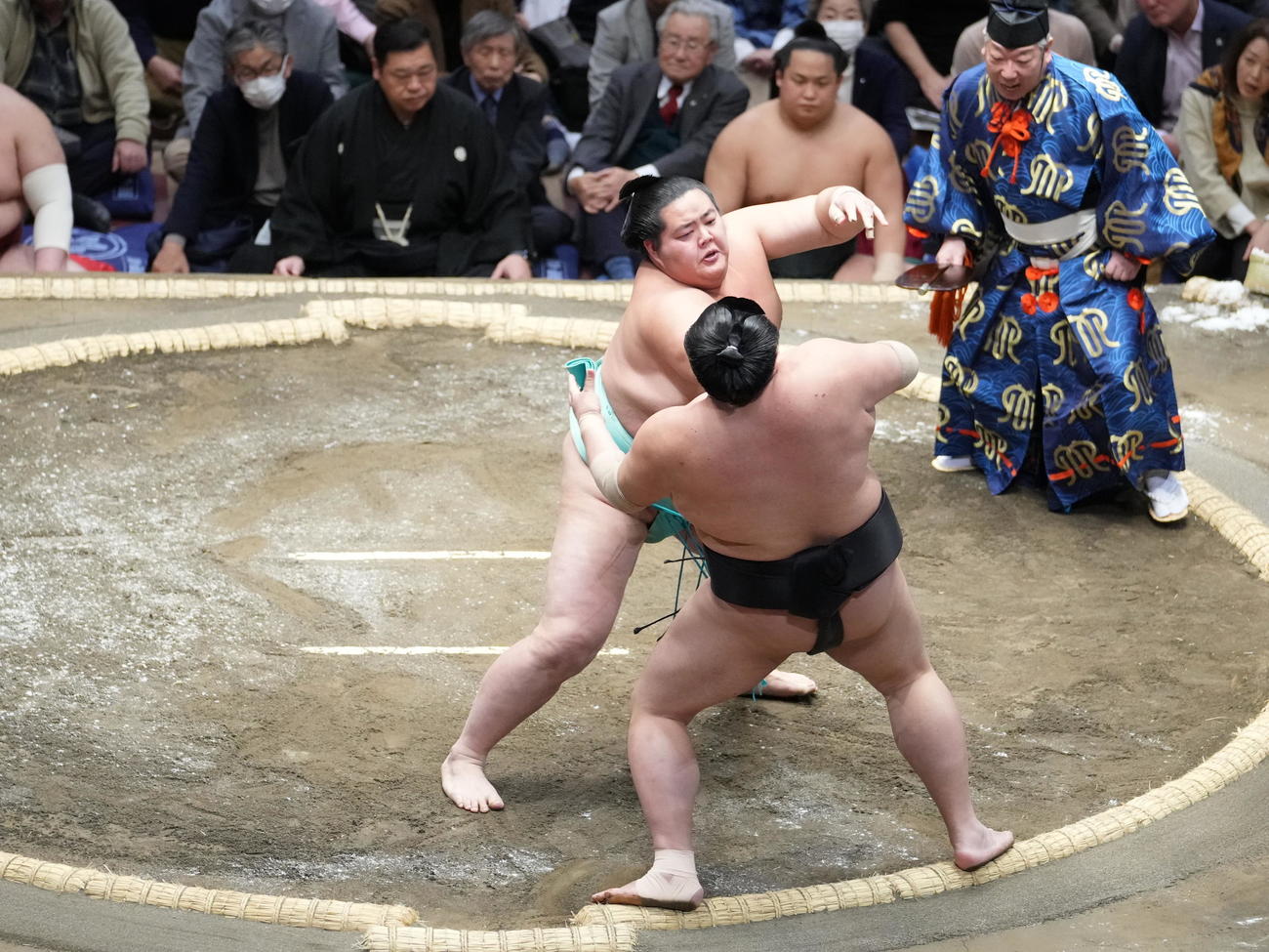 大相撲初場所初日　琴ノ若（左）は阿炎を押し出しで破る（撮影・小沢裕）