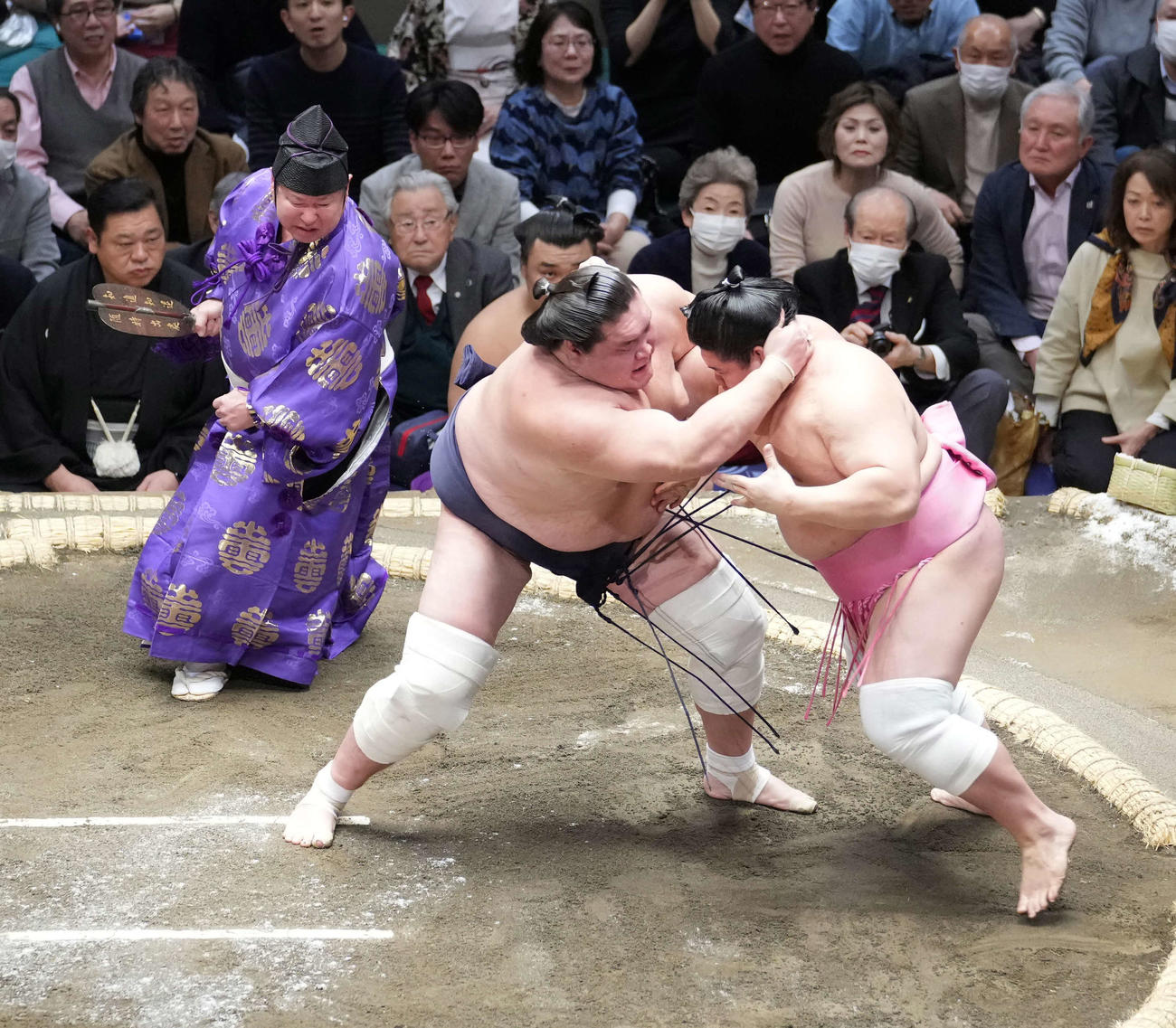 照ノ富士と宇良（右）による結びの一番を裁く行司の木村庄之助（撮影・小沢裕）