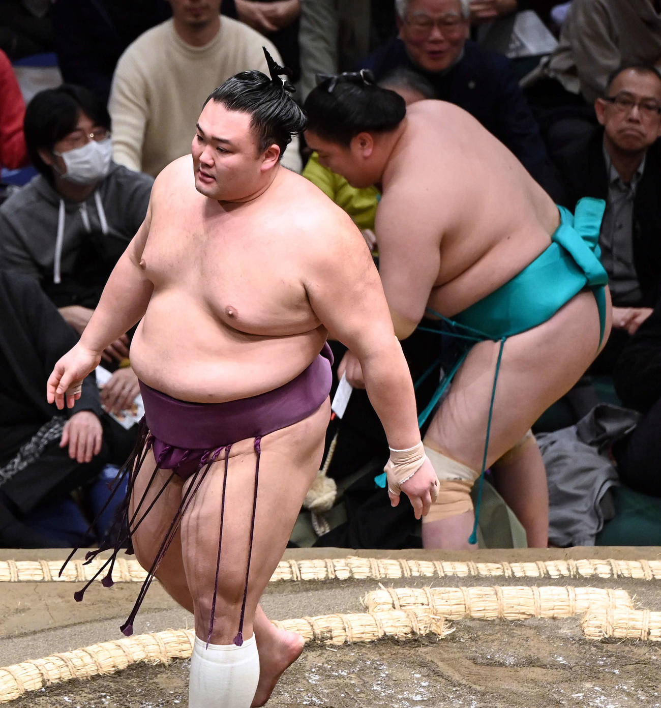 押し出しで一山本を破った朝乃山（手前）（撮影・たえ見朱実）