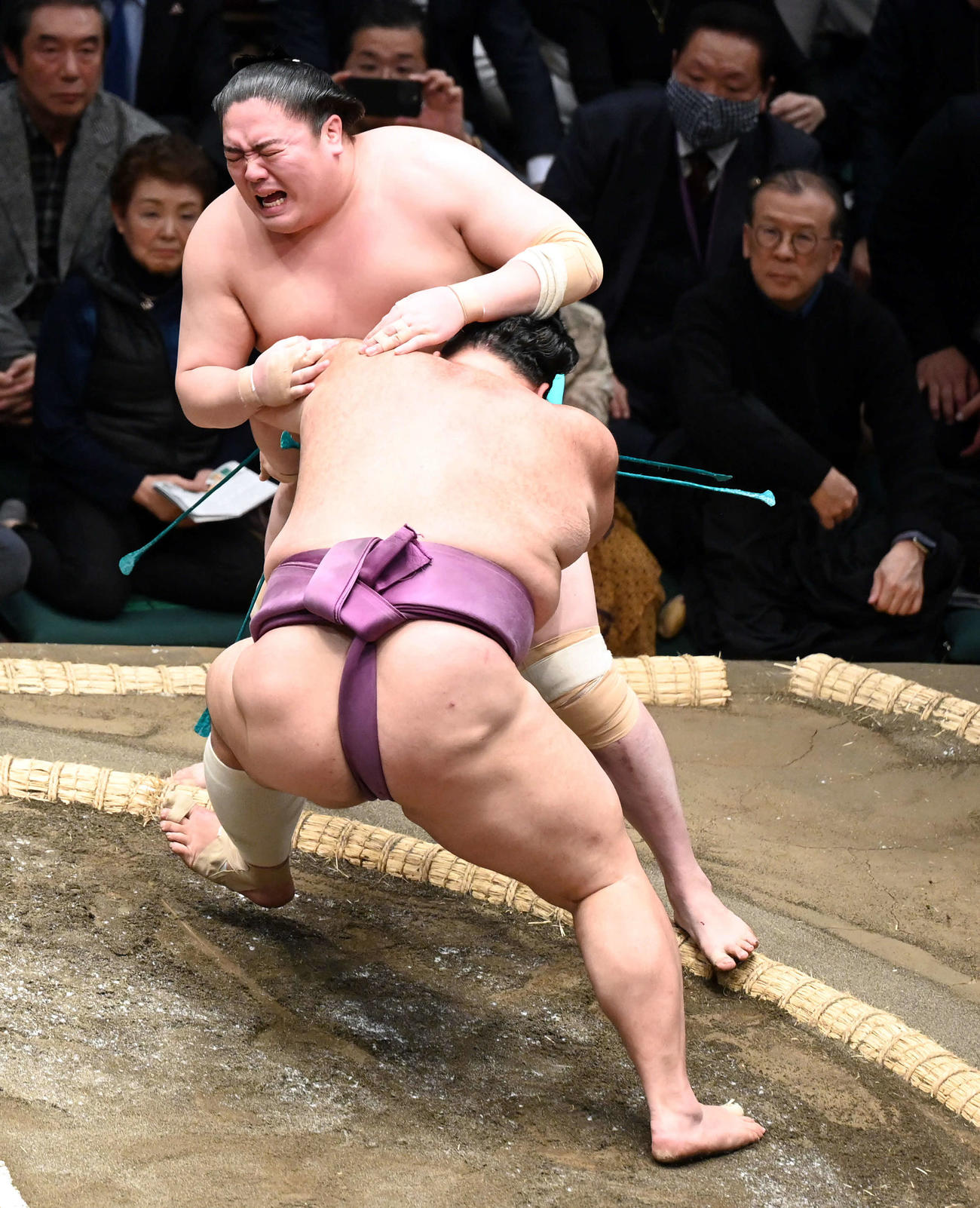 押し出しで一山本を破った朝乃山（手前）（撮影・たえ見朱実）