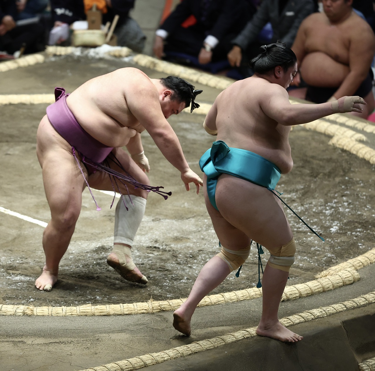 朝乃山（左）は一山本を押し出しで破る（撮影・河田真司）