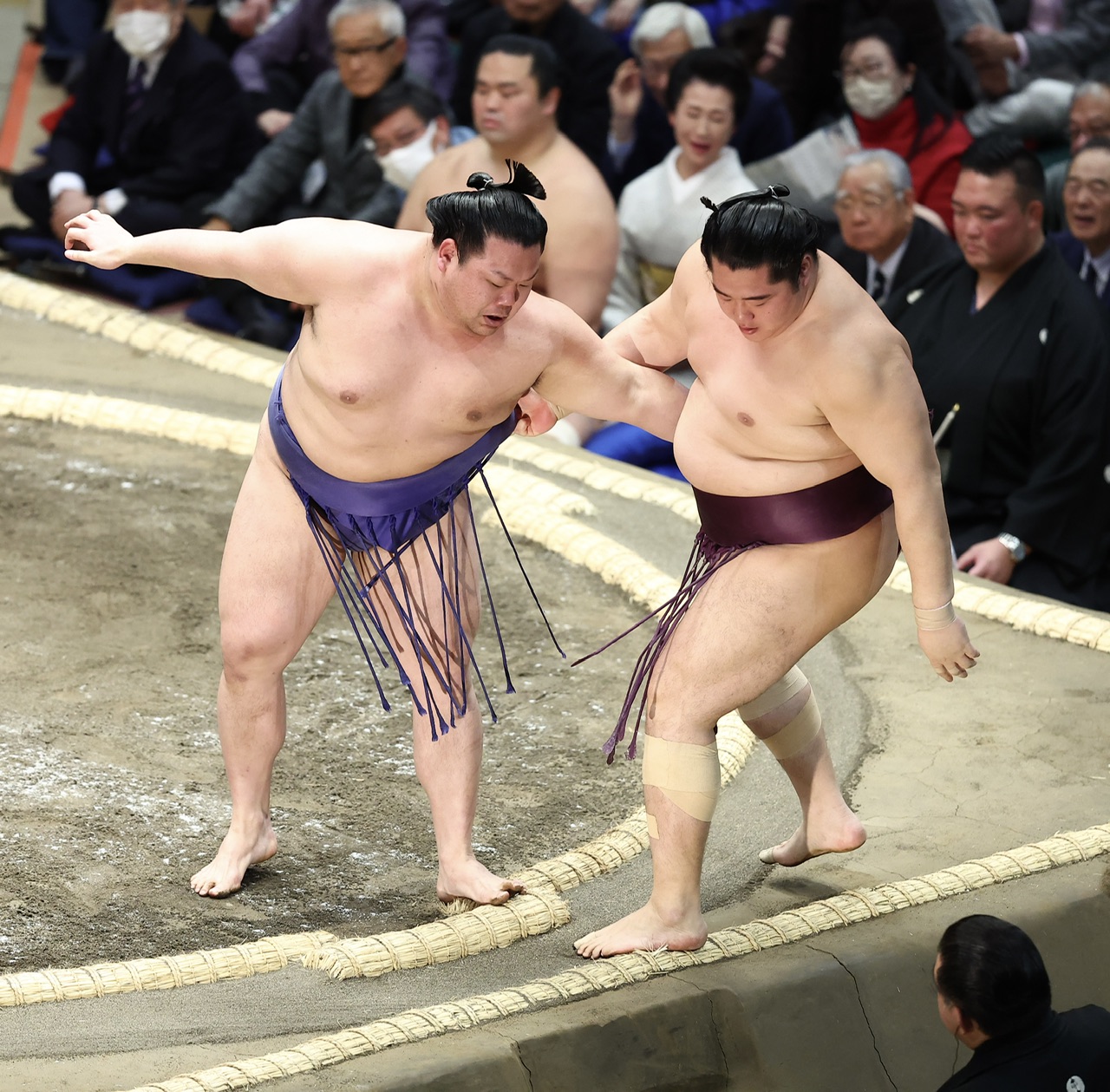 美ノ海（左）は遠藤を寄り切りで破る（撮影・河田真司）