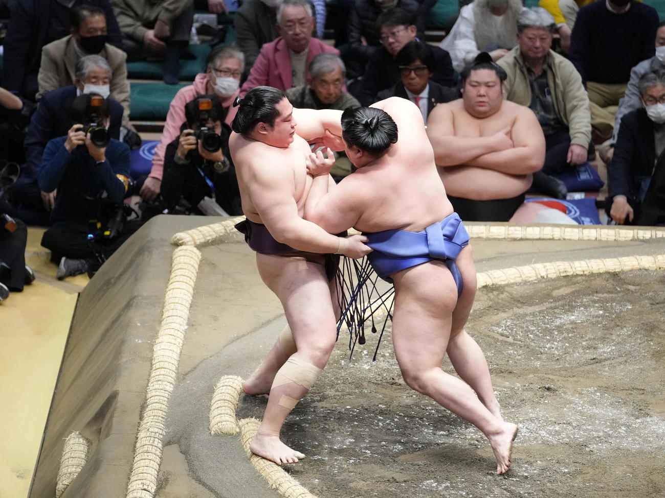 大相撲初場所初日　遠藤（左）は美ノ海に寄り切りで敗れる（撮影・小沢裕）