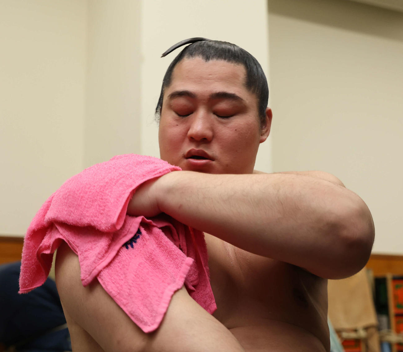 支度部屋で汗を拭く遠藤