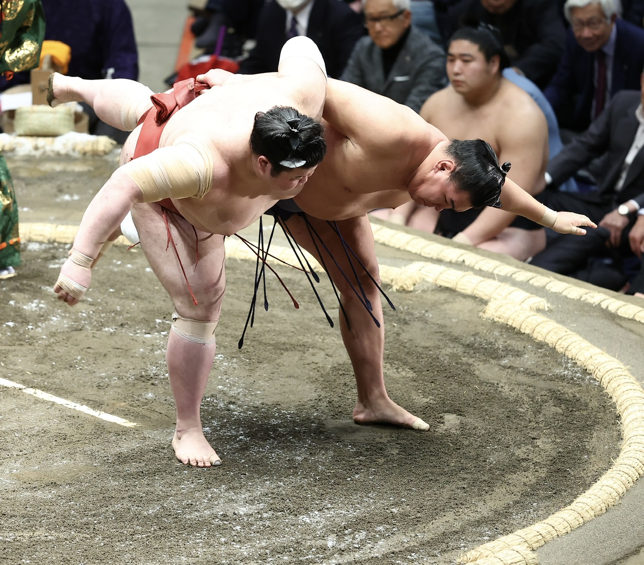 激しく組み合う熱海富士（左）と豊昇龍（撮影・河田真司）