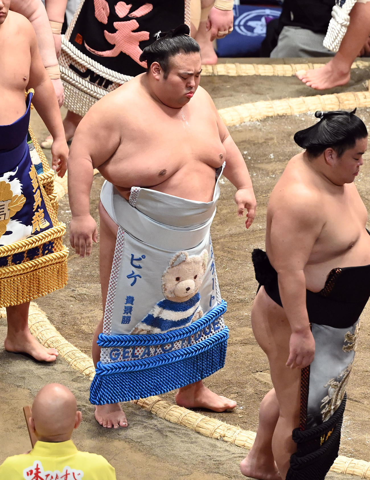 「ジェラート　ピケ」の化粧まわしで土俵に上がる大関貴景勝（撮影・たえ見朱実）