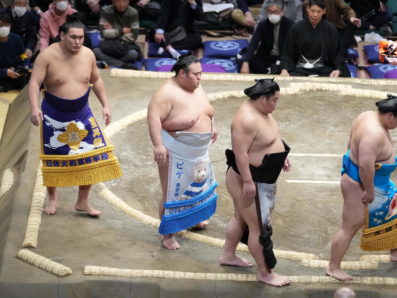 大相撲初場所初日　貴景勝（左から2人目）はジェラート・ピケの化粧まわしで幕内土俵入りに臨む（撮影・小沢裕）