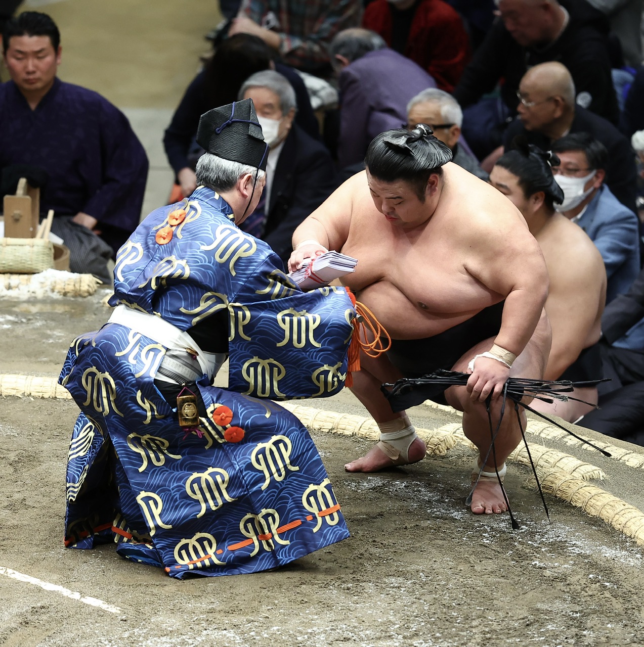 翠富士を押し出しで破り、懸賞金の束を手にする貴景勝（撮影・河田真司）