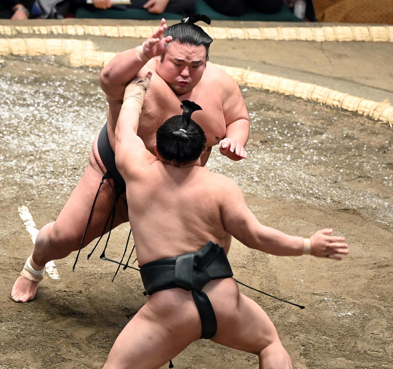 翠富士を押し出しで破った貴景勝（撮影・たえ見朱実）