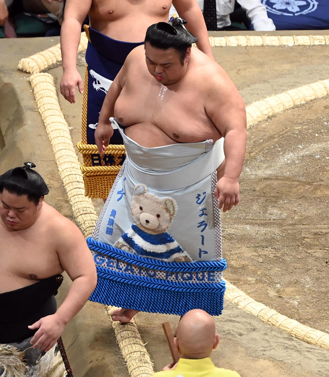 「ジェラート　ピケ」の化粧まわしで土俵に上がる大関貴景勝（撮影・たえ見朱実）