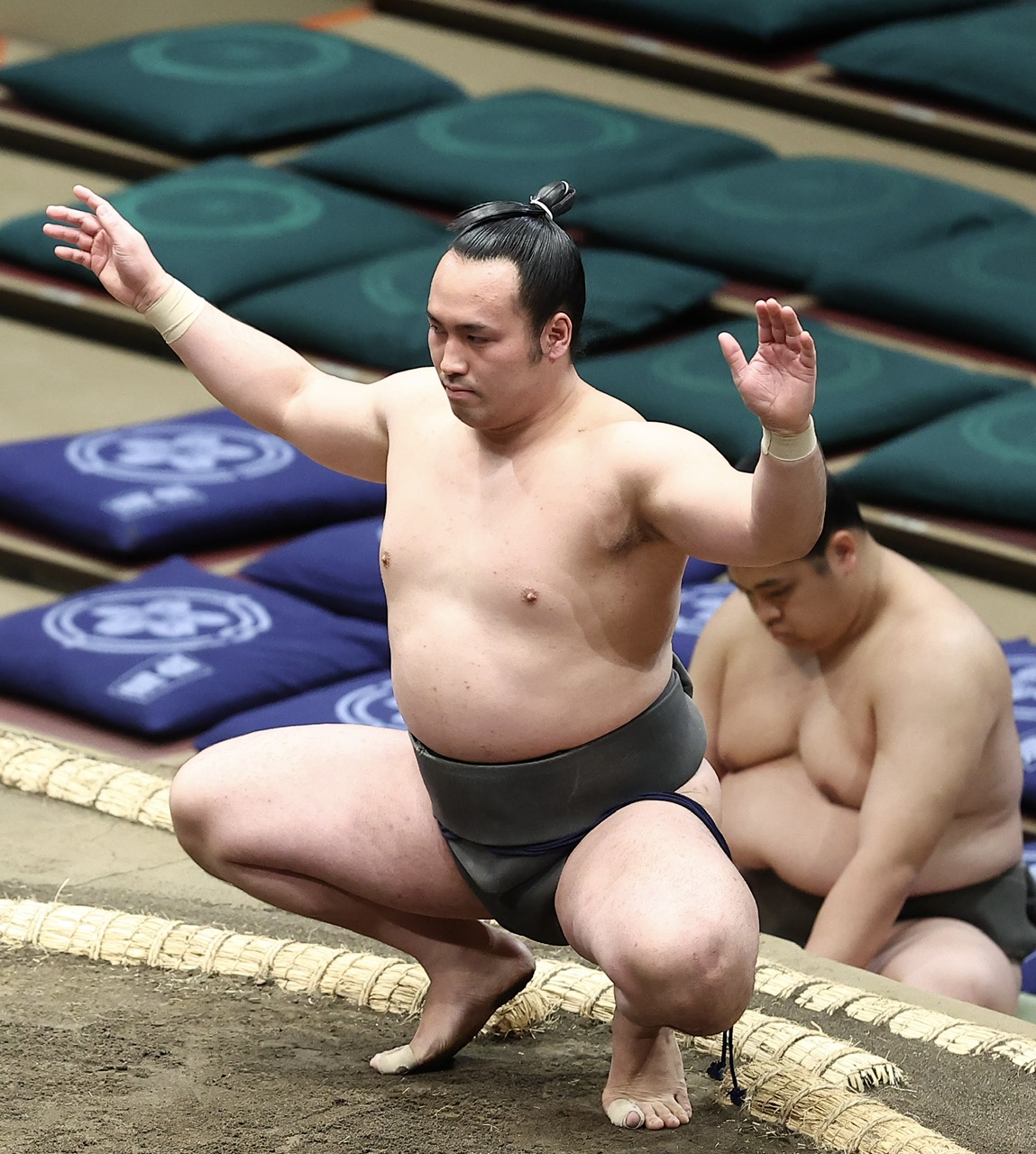 塵手水を切る須山（撮影・河田真司）