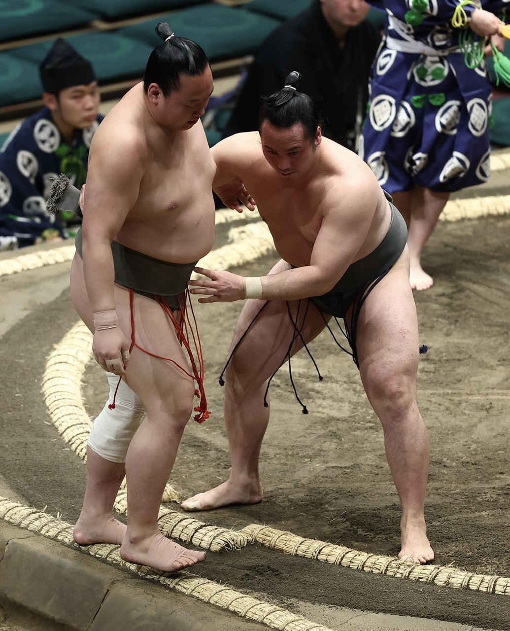 竜輝（左）を寄り切りで破る須山（撮影・河田真司）