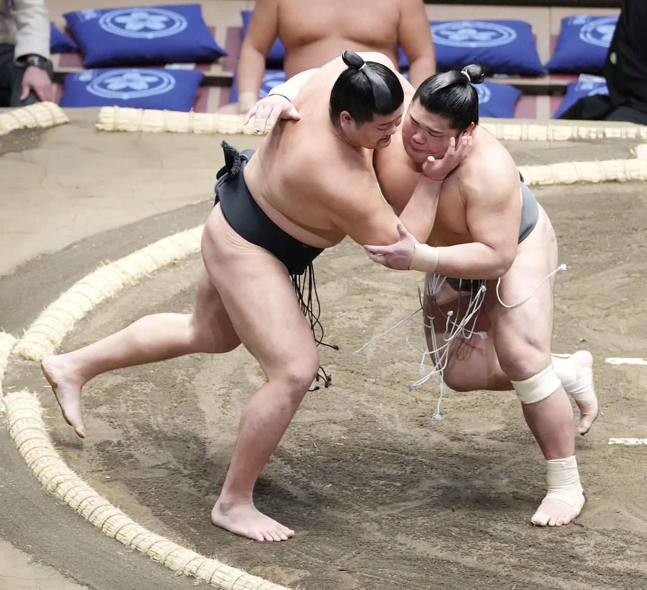 木竜皇（右）は羽出山を寄り切りで破る（撮影・小沢裕）
