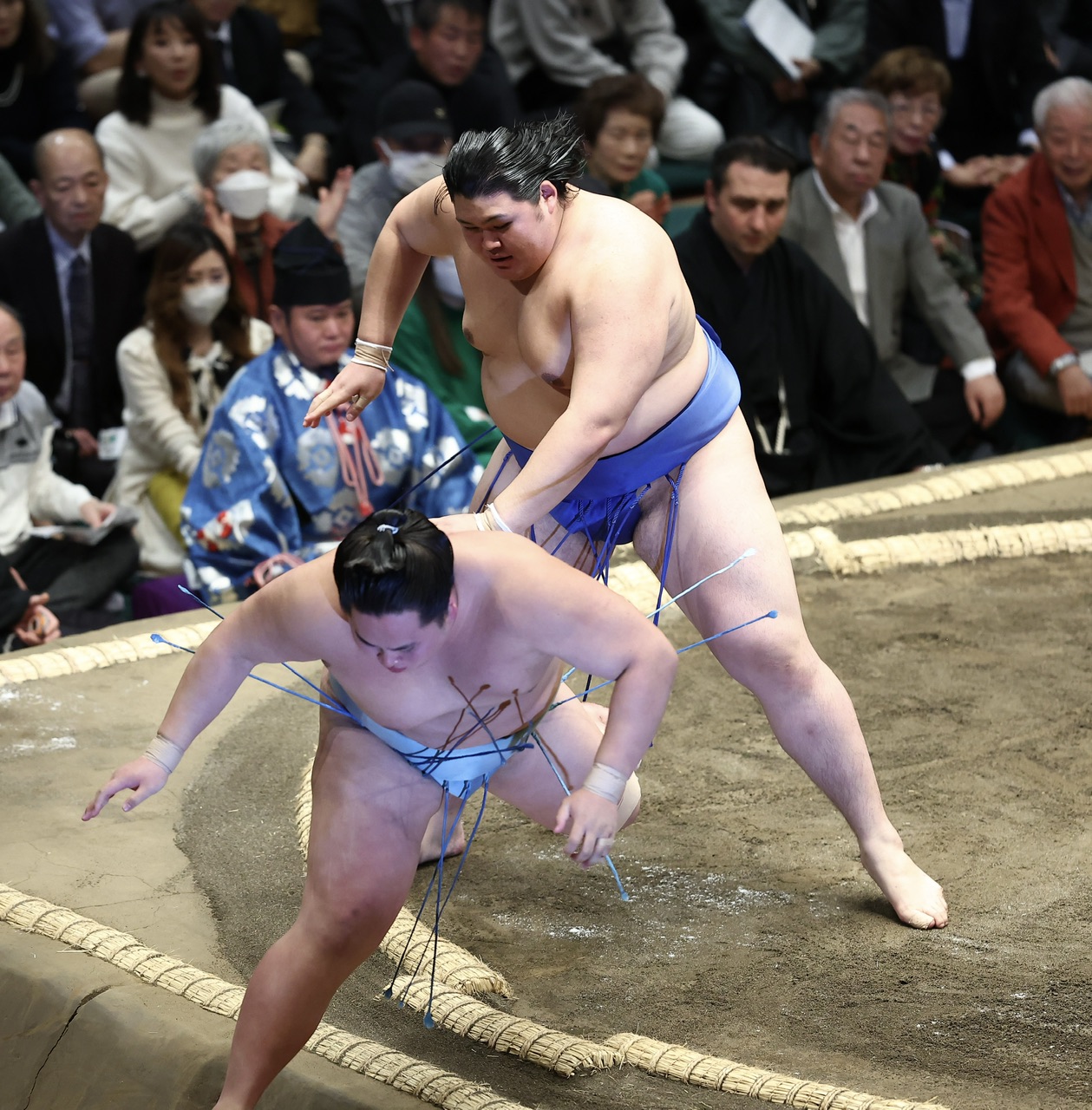 琴勝峰（左）を押し倒しで破る大の里（撮影・河田真司）