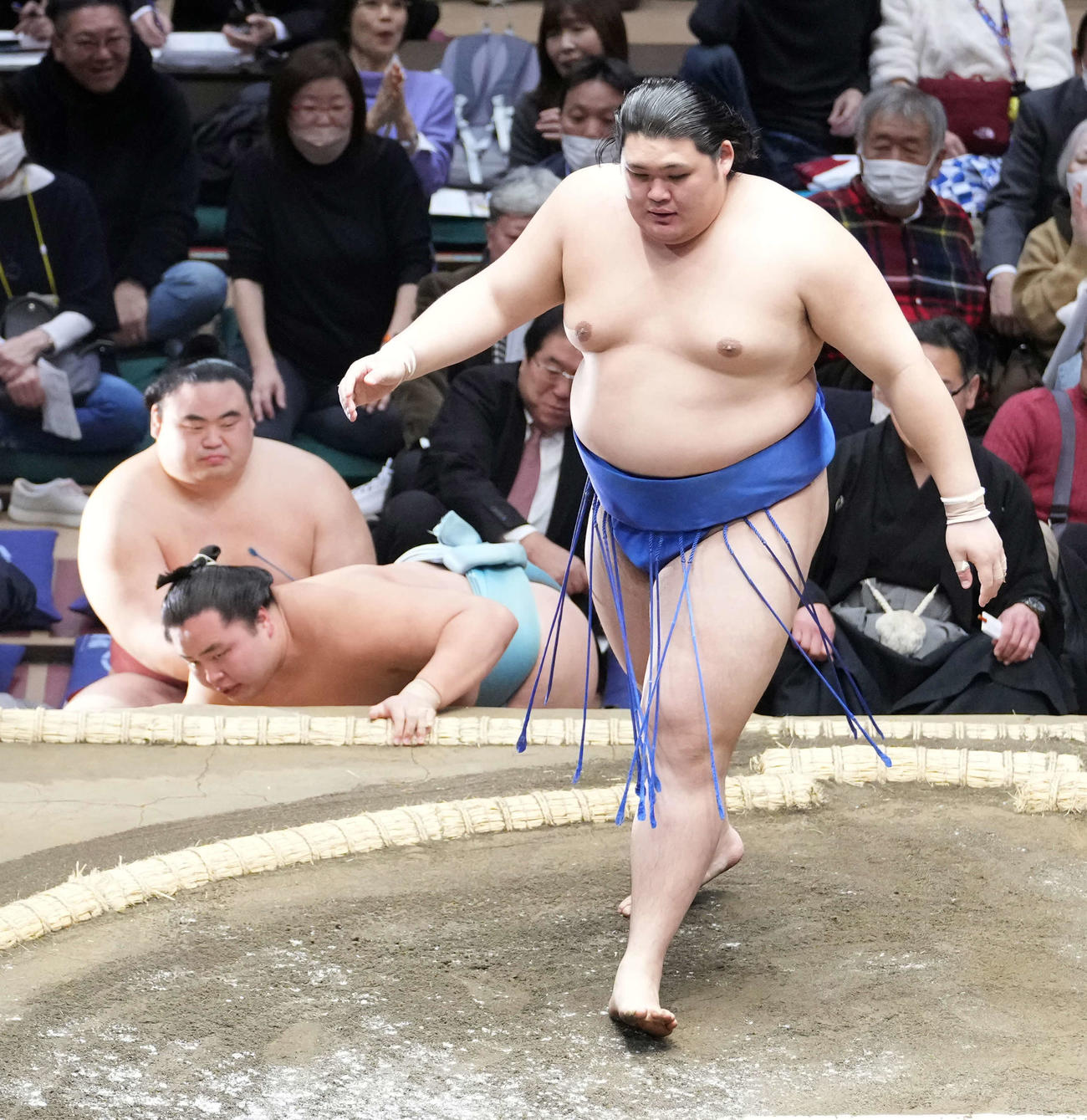 大の里（右）は琴勝峰を押し倒しで破る（撮影・小沢裕）