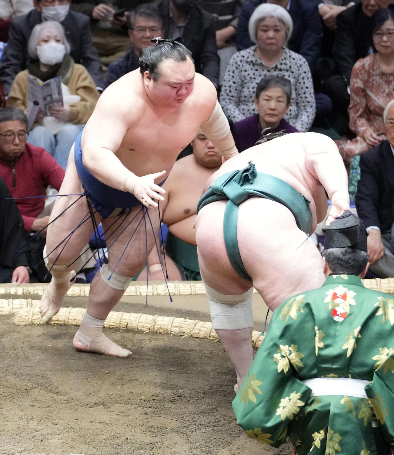 宝富士（左）は碧山を引っ掛けで破る（撮影・小沢裕）