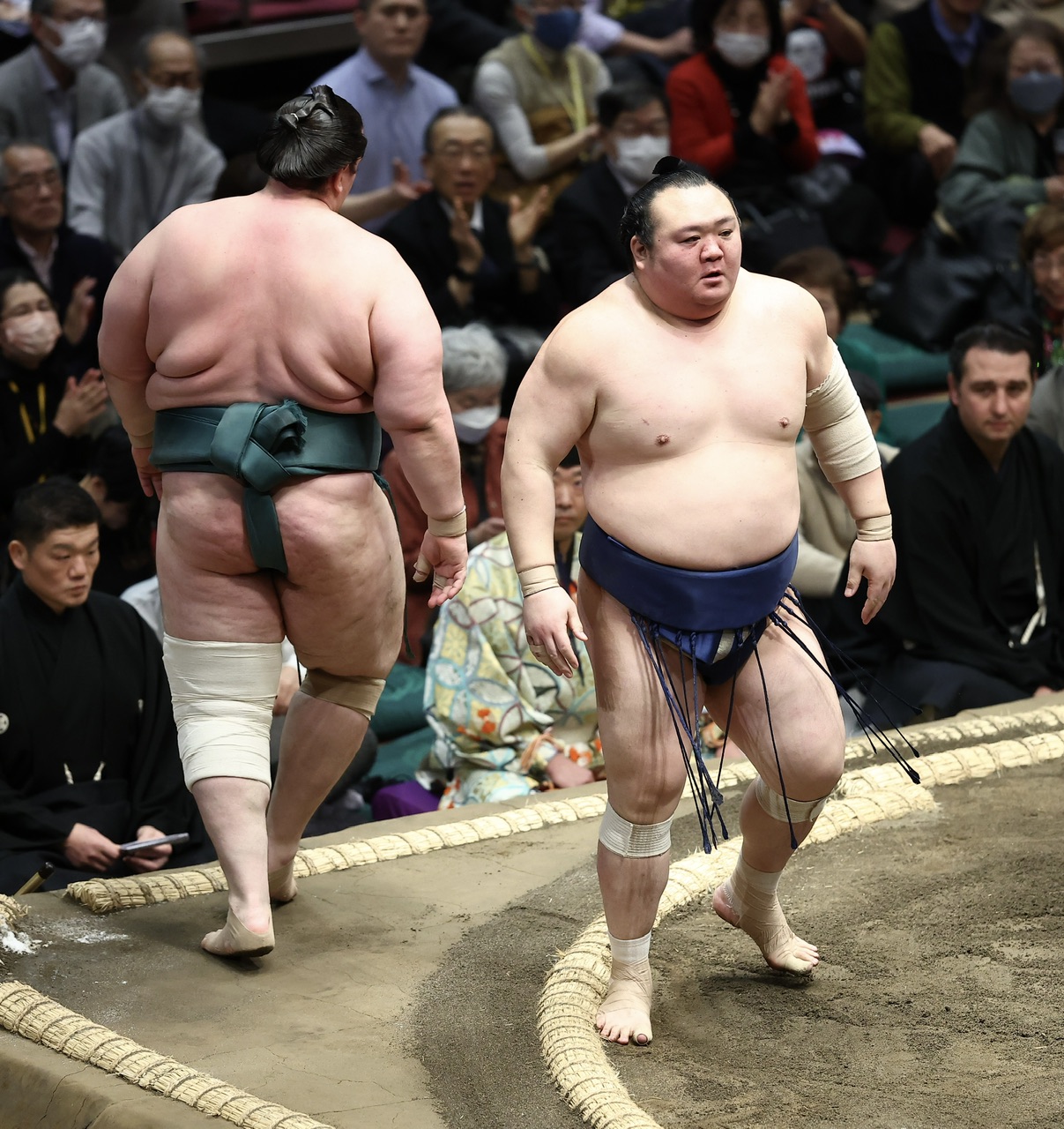 碧山（左）を引っ掛けで破る宝富士（撮影・河田真司）