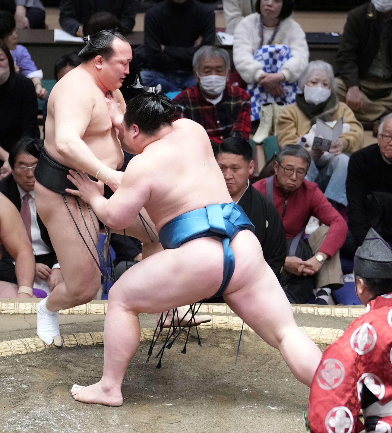 白熊（右）は千代翔馬を押し出しで破る（撮影・小沢裕）