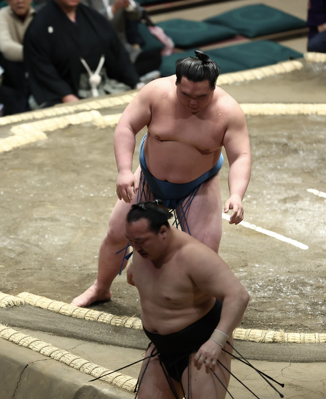 千代翔馬（手前）を押し出しで破る白熊（撮影・河田真司）