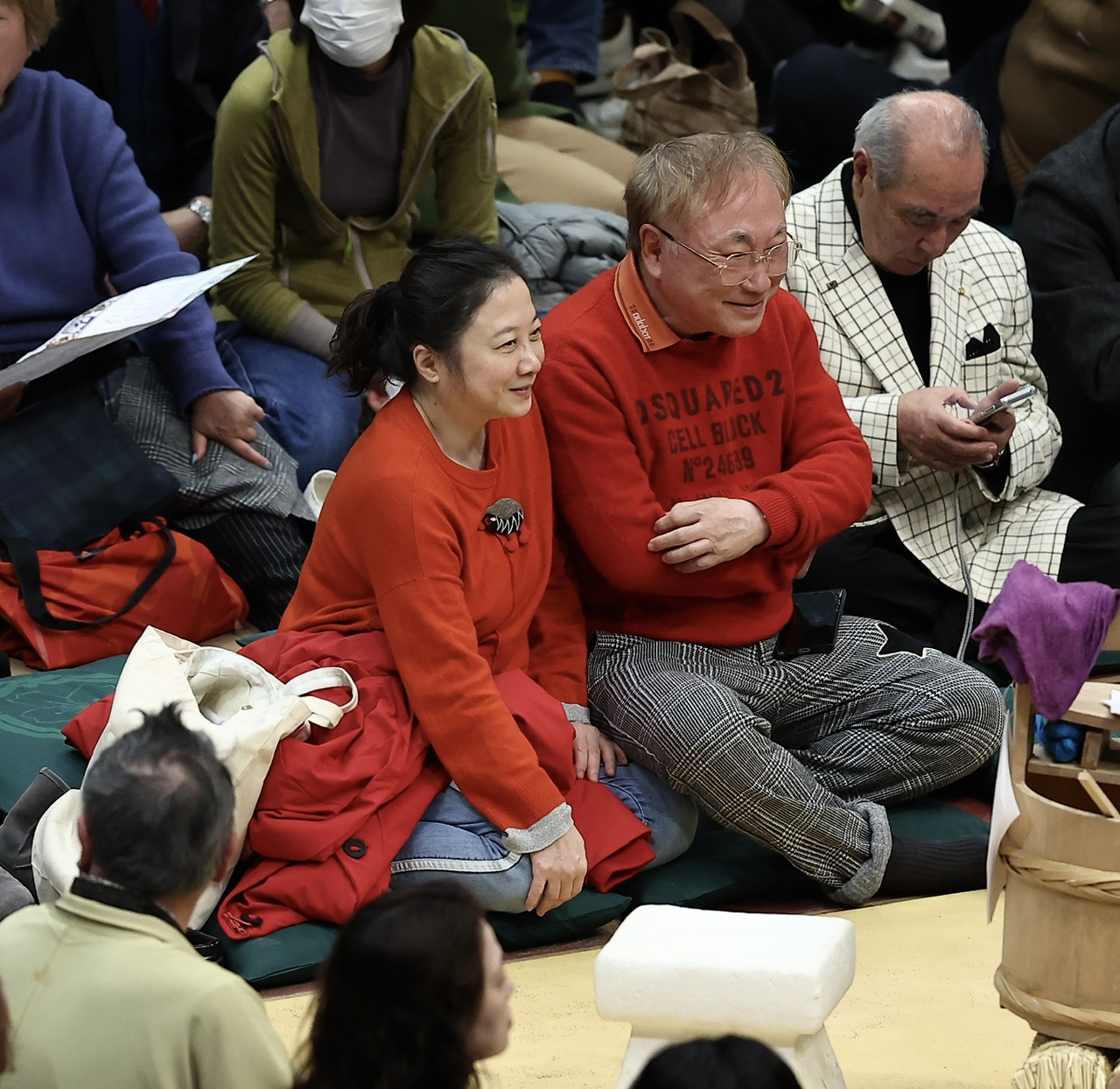 笑顔で西原理恵子氏（左）と観戦する高須克弥院長（撮影・河田真司）