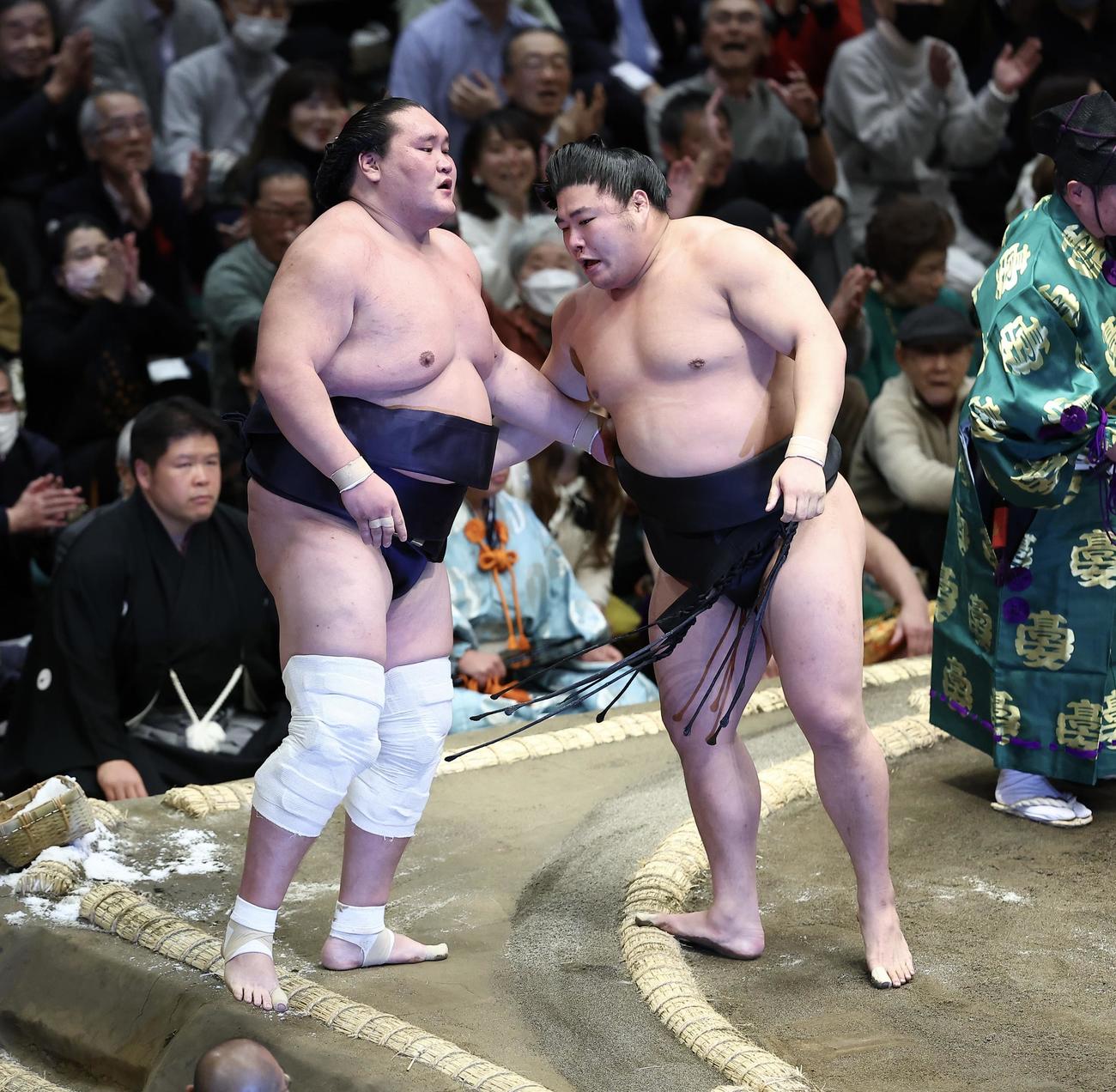 照ノ富士（左）を寄り切りで破る若元春（撮影・河田真司）