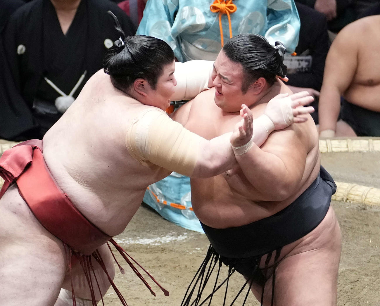 熱海富士（左）を突きで攻める貴景勝（撮影・小沢裕）