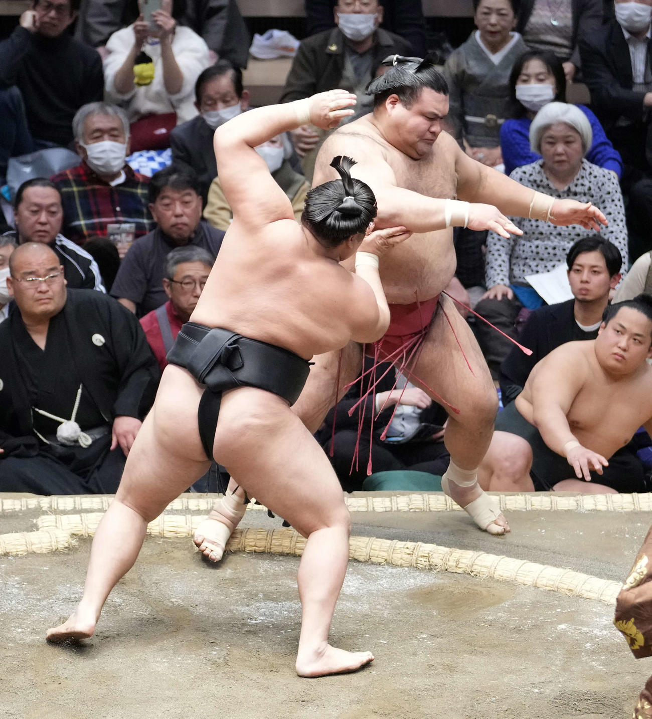 高安（右）を押し出しで破る霧島（撮影・小沢裕）